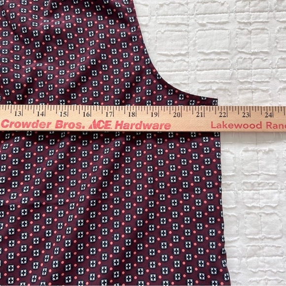 Van Heusen Jacquard Print Sleeveless V neck button down blouse EUC - Picture 3 of 7